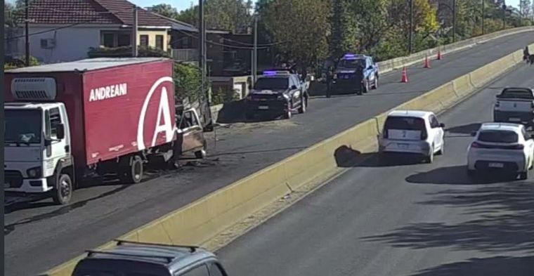 Accidente y fuego en el acceso a Rosario. 