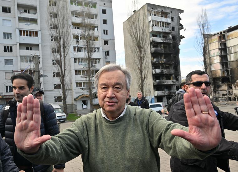 FOTO: António Gueterres visitó Bucha, localidad de Kiev convertida en símbolo de lucha.