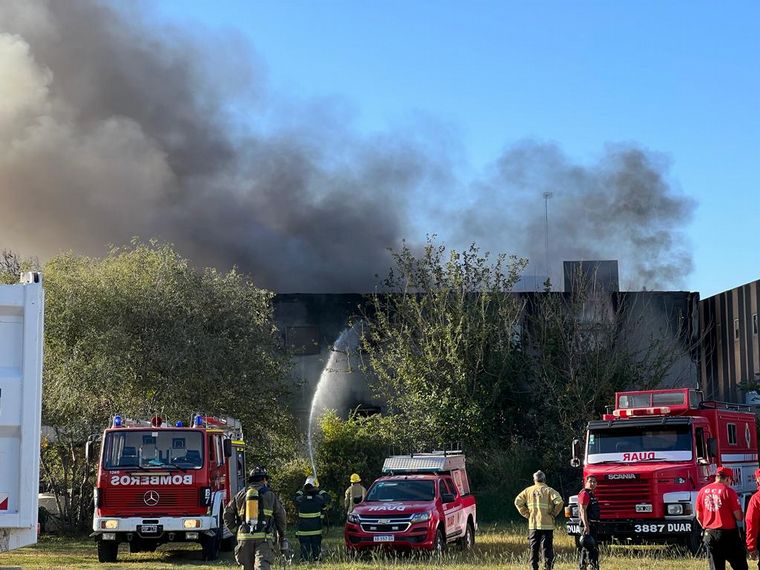 FOTO: Lograron contener el incendio en una fábrica de barrio Los Boulevares.