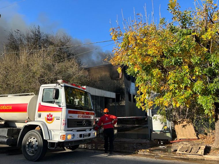 FOTO: Lograron contener el incendio en una fábrica de barrio Los Boulevares.