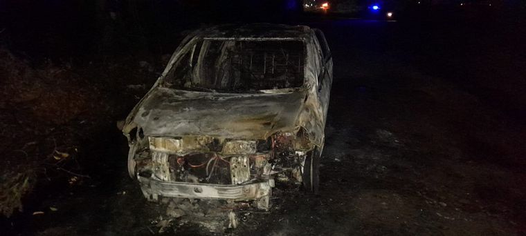 FOTO: El auto robado fue hallado completamente incinerado, en Las Palmeras y Uriburu.