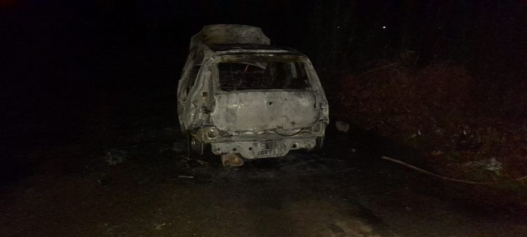 FOTO: El auto robado fue hallado completamente incinerado, en Las Palmeras y Uriburu.