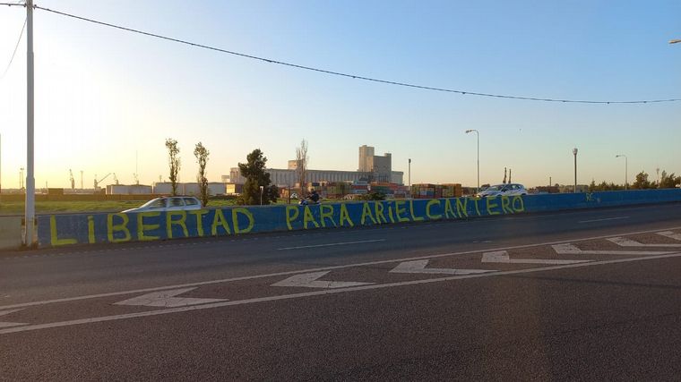 FOTO: "Libertad para Ariel Cantero", el mensaje de la pintada.