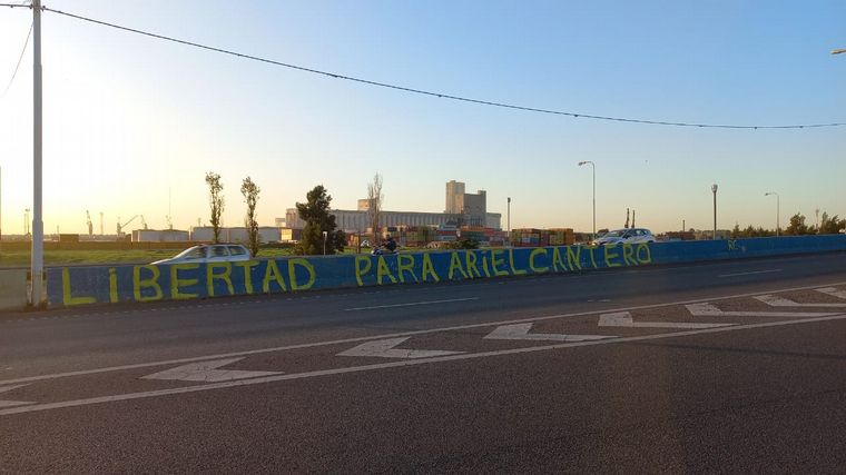 "Libertad para Ariel Cantero", el mensaje de la pintada.