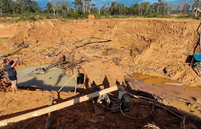FOTO: 12 mujeres murieron tras un deslizamiento de tierra en Indonesia.