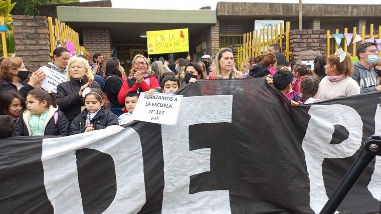 La comunidad educativa se manifestó por la paz en medio de tanta violencia.