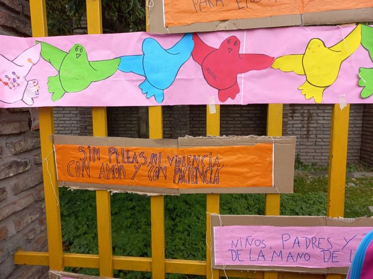 Abrazo a la escuela 117 Islas Malvinas