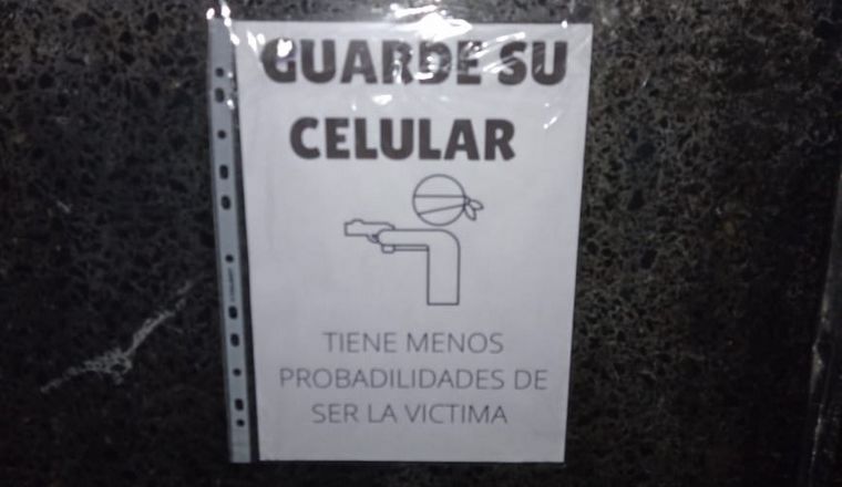 Vecinos del centro alertan con carteles por posibles robos