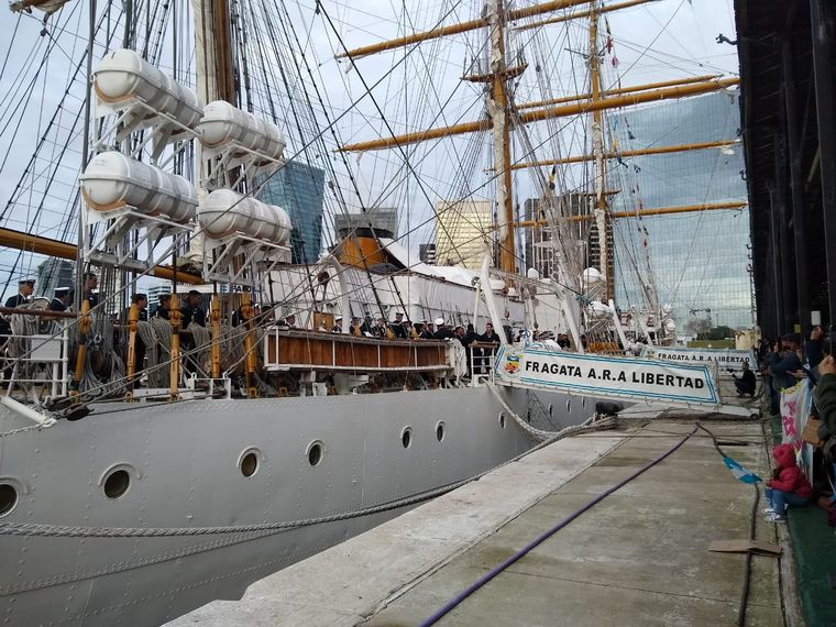 Zarpó en un nuevo viaje la Fragata Libertad