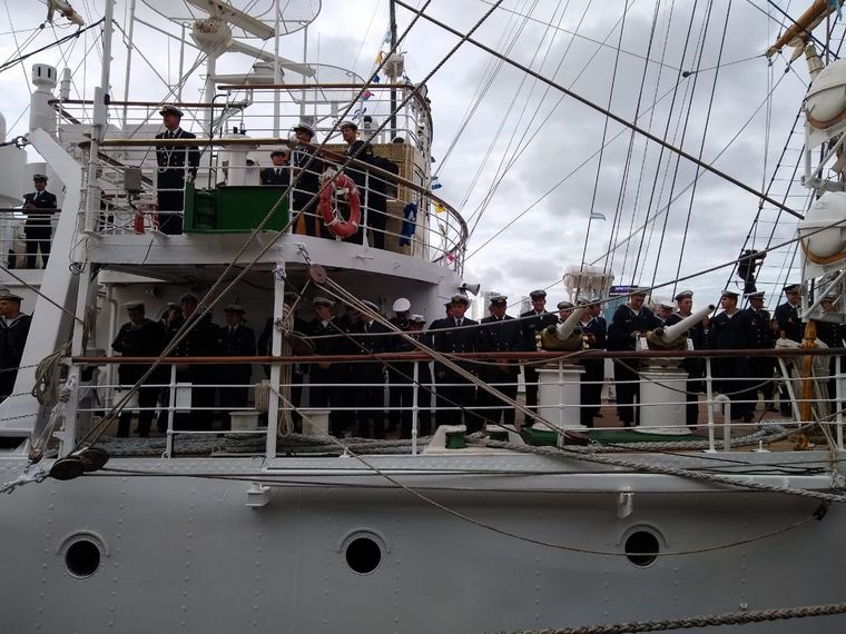 Zarpó en un nuevo viaje la Fragata Libertad