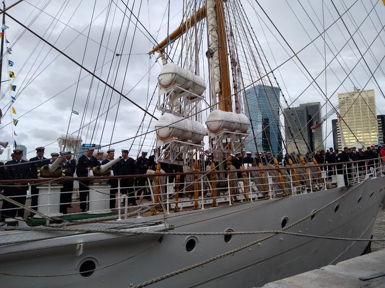 Zarpó en un nuevo viaje la Fragata Libertad