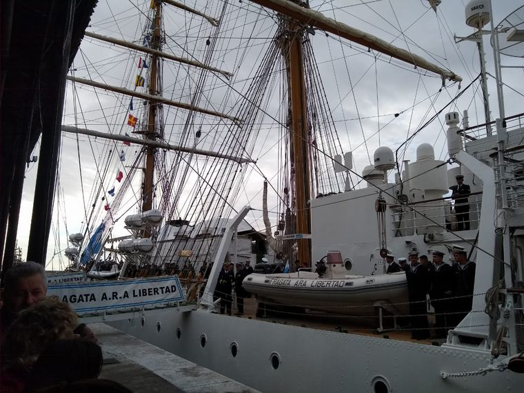 Zarpó en un nuevo viaje la Fragata Libertad