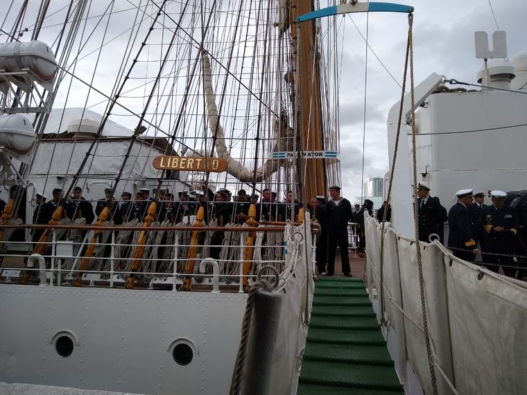 Zarpó en un nuevo viaje la Fragata Libertad