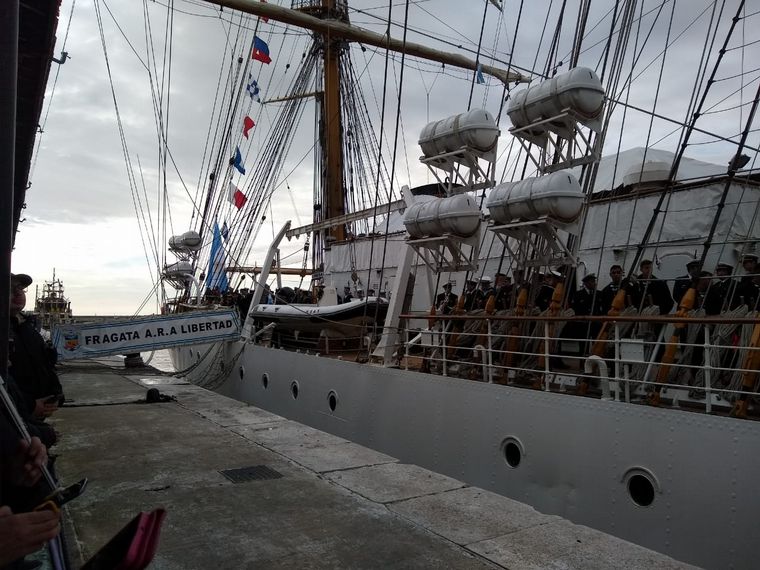 Zarpó en un nuevo viaje la Fragata Libertad