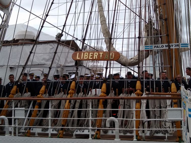 Zarpó en un nuevo viaje la Fragata Libertad