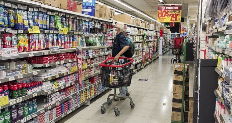 FOTO: Controlaron el cumplimiento de la venta de productos con precios cuidados en Rosario.