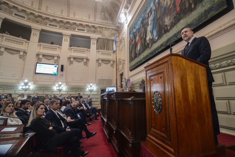 FOTO: Perotti dio su discurso ante la Asamblea Legislativa en Santa Fe. 