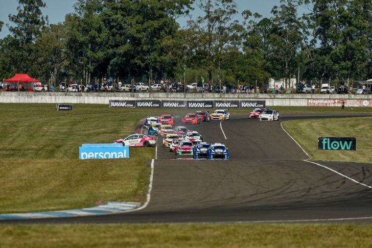 De la 1 a la 2, un toque de Yannantuoni envió afuera a Pernía; fue penalizado