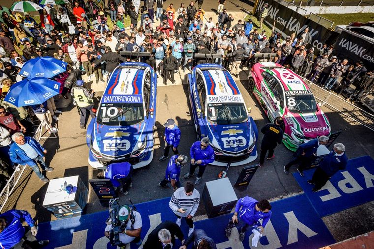 Los tres ganadores, al pie del podio: Canapino, Llaver y Milla