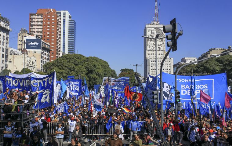 Las agrupaciones afines al oficialismo se manifestaron por el día del trabajador.