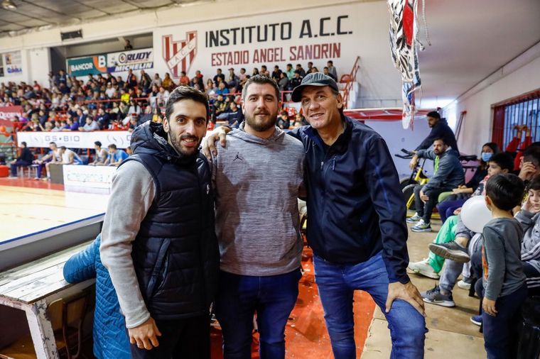 FOTO: Facundo Campazzo junto al presidente Cavagliatto y Marcelo Milanesio. (Foto: IACC)