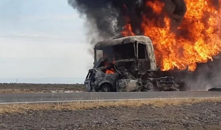 Un auto se incendió tras chocar contra un camión cisterna