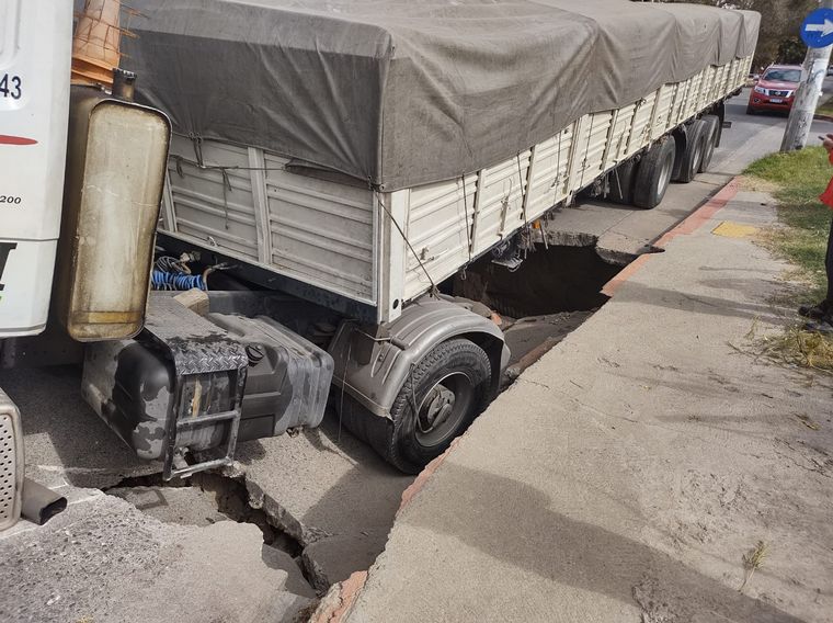 AUDIO: Un camión fue “tragado” por el asfalto en barrio Las Flores