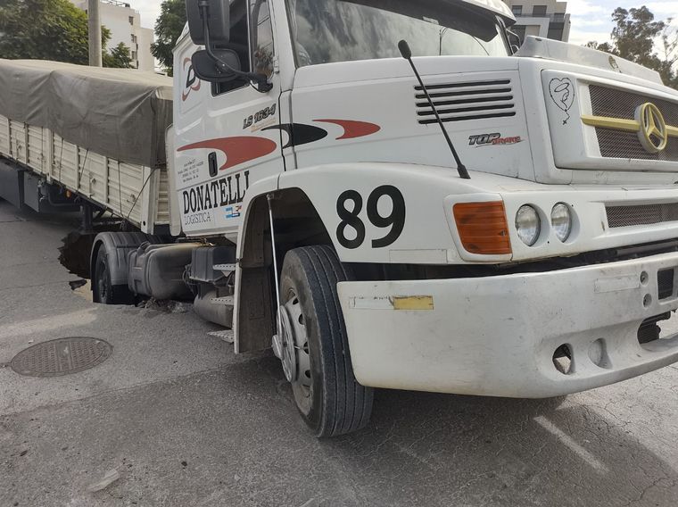 FOTO: Un camión fue “tragado” por el asfalto en barrio Las Flores