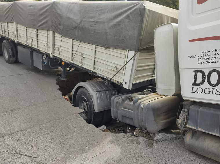 FOTO: Un camión fue “tragado” por el asfalto en barrio Las Flores