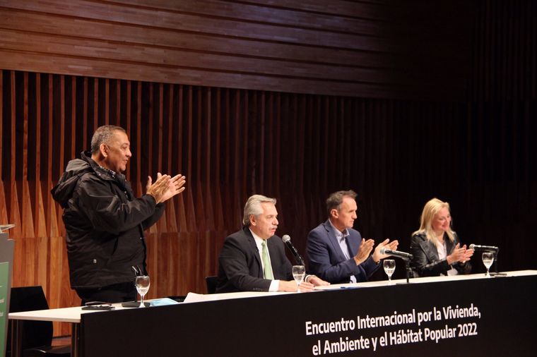 Fernández se abrazó con D'Elía en un acto.