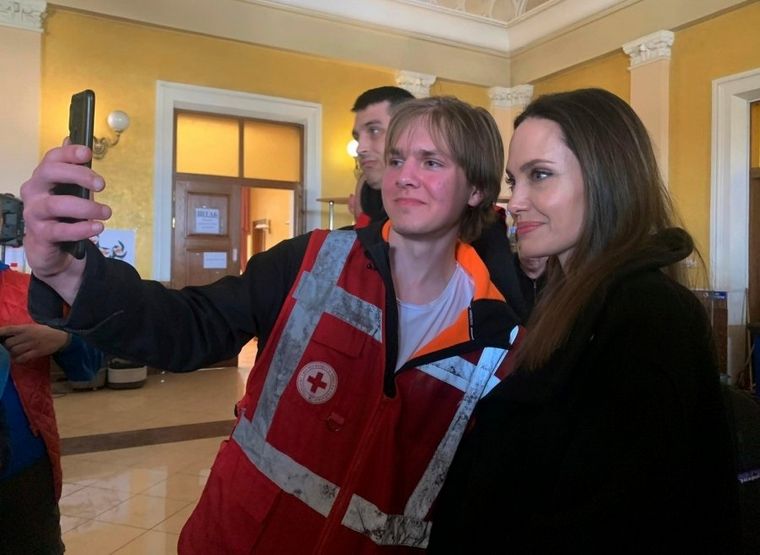 FOTO: Angelina Jolie visitó Ucrania y fue evacuada por amenaza de ataques aéreos.