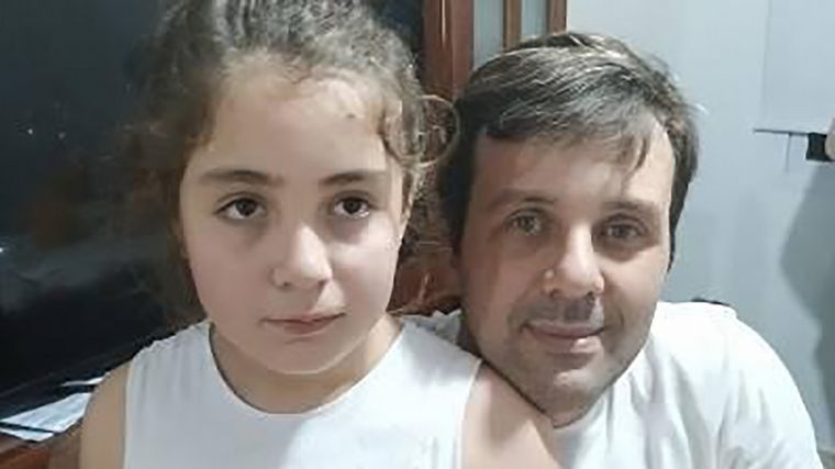 Pablo Damián Grottini junto a Ailen, de 10 años.