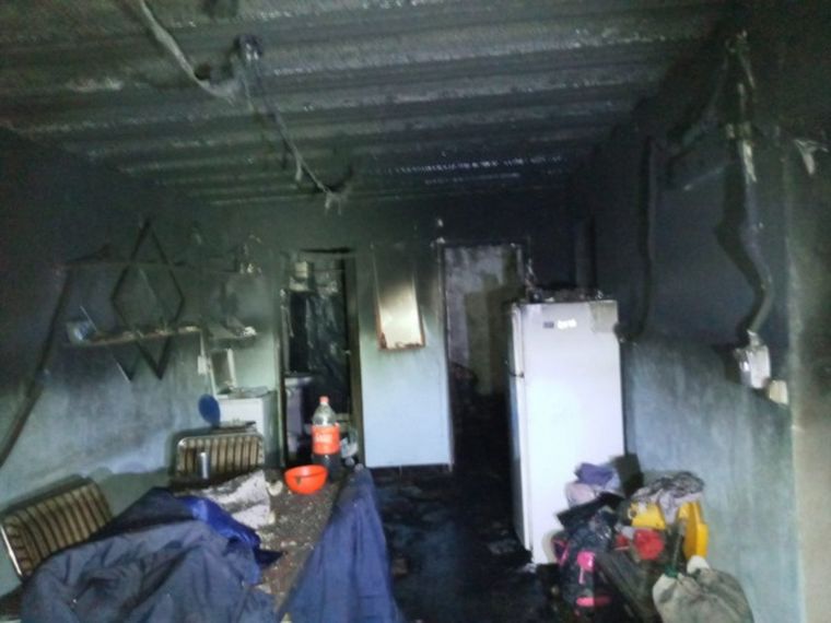 FOTO: Bomberos concurrieron la vivienda para apagar el fuego (Foto: Diario Jornada).