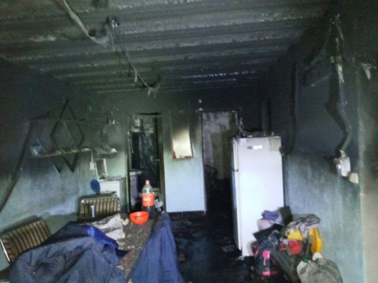 Bomberos concurrieron la vivienda para apagar el fuego (Foto: Diario Jornada).