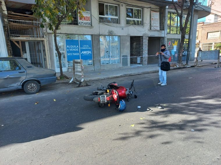 FOTO: El conductor de la moto fue trasladado a un hospital en grave estado.