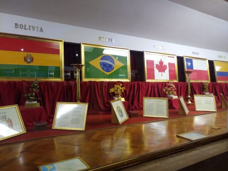 Imágenes de la galería de honor de las banderas de América.