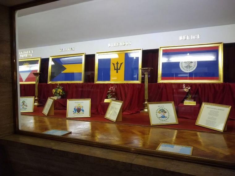 Imágenes de la galería de honor de las banderas de América.