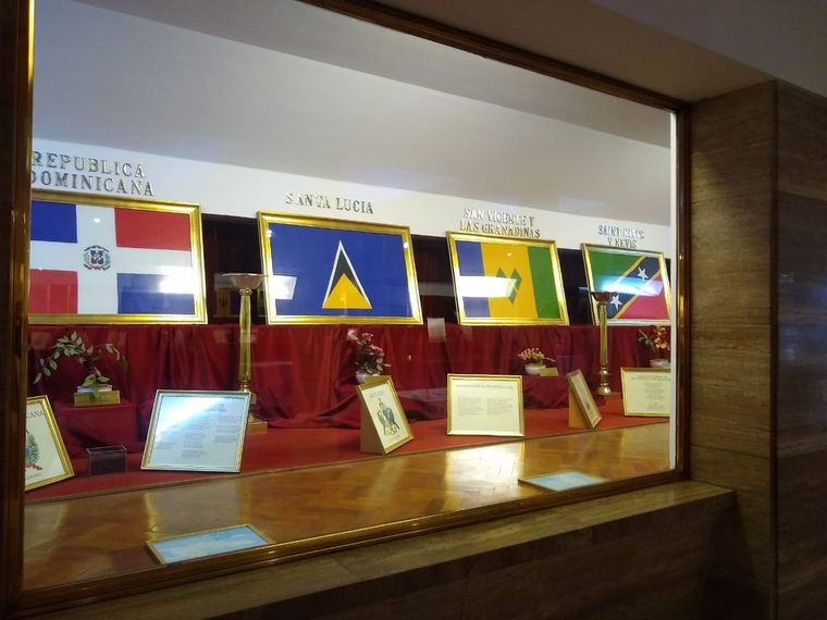 Imágenes de la galería de honor de las banderas de América.
