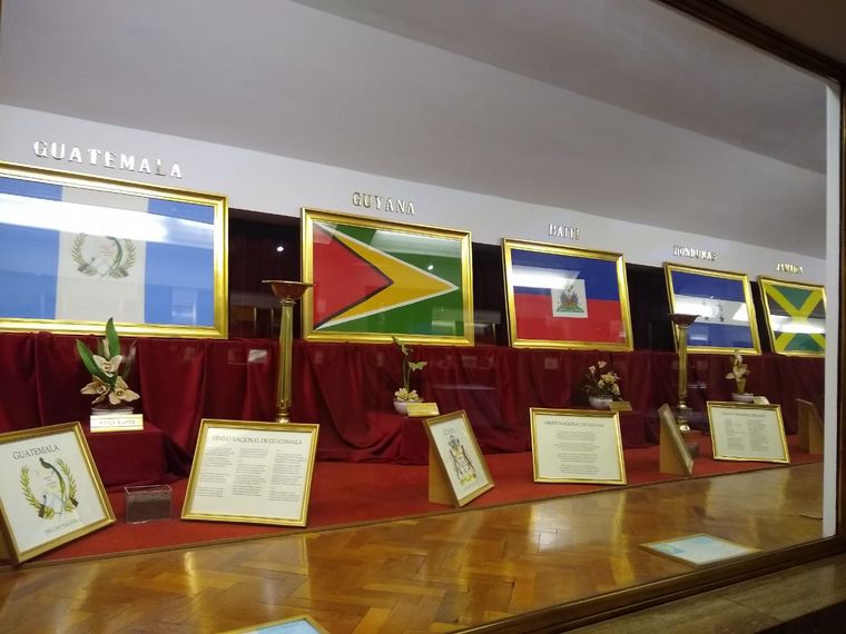 Imágenes de la galería de honor de las banderas de América.
