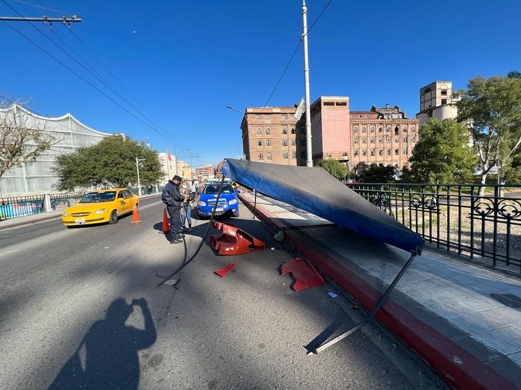 Un colectivo atropelló a dos policías en un control en el Puente Olmos
