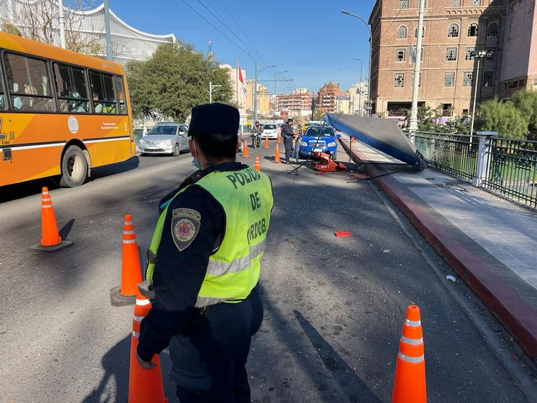 Un colectivo atropelló a dos policías en un control en el Puente Olmos