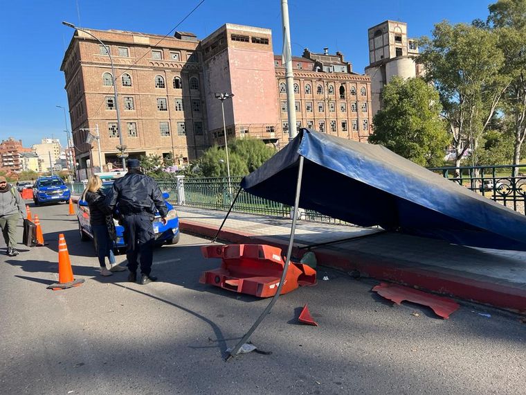 Un colectivo atropelló a dos policías en un control en el Puente Olmos