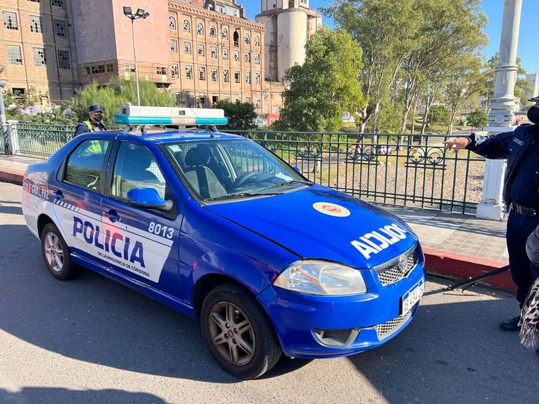 Un colectivo atropelló a dos policías en un control en el Puente Olmos