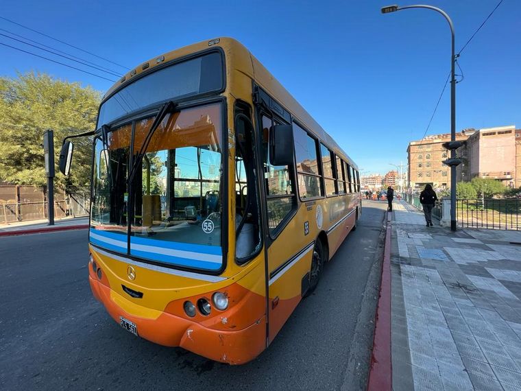 Un colectivo atropelló a dos policías en un control en el Puente Olmos