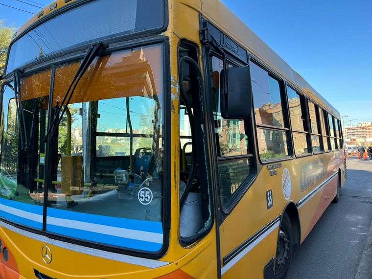 Un colectivo atropelló a dos policías en un control en el Puente Olmos