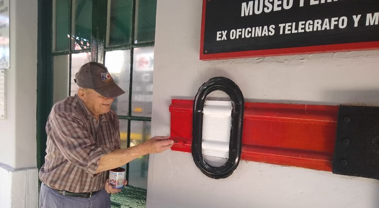 Pintan la estación de Cañada de Gómez en el regreso del tren. 
