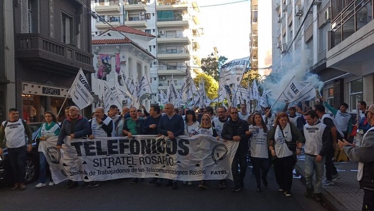 Protesta de trabajadores telefónicos en el centro de Rosario.