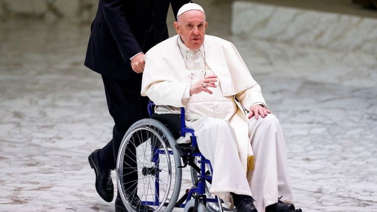 FOTO: El pontífice se dejó ver en silla de ruedas por primera vez.