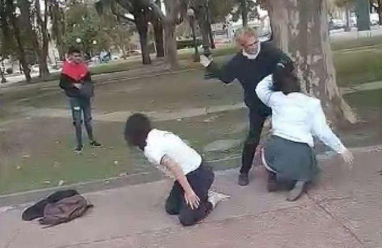 FOTO: Dos adolescentes se agarraron a las piñas y una mujer las separó a cachetazos