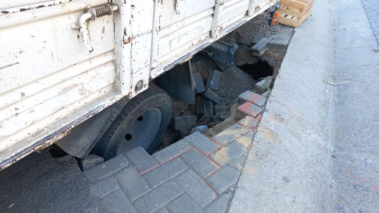 FOTO: Otro camión fue “devorado” por el pavimento en Córdoba